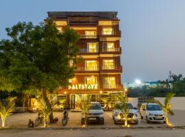 Saltstayz Premier - Sector 50 & Golf Course Ext Road，位于古尔冈的酒店