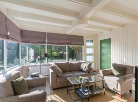 Bungalow in Sint Maartenszee near Beach，位于圣马丁斯泽的酒店