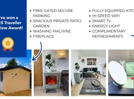 Heathrow Airport 10 mins drive l FREE SECURE PARKING l Tiny House with Courtyard