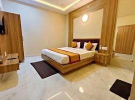 HOTEL VRINDAVAN PALACE ! Near Prem Mandir and ISCKON - 500 meter away only, Fully Air Conditioned rooms with in room facilities - BEST HOTEL IN VRINDAVAN，位于范兰德凡的酒店