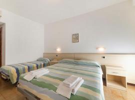 Hotel Holiday Garnì，位于朱利亚诺瓦的酒店