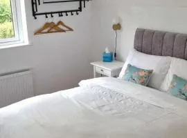 2 Bed cottage-Sleeps 4-Private Garden-Parking