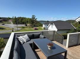 Trivelig Feriehus Leilighet, Ris&oslash;r, S&oslash;rlandet med tilgang til b&aring;t，位于里瑟尔的带停车场的酒店