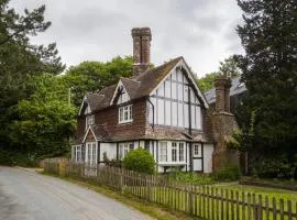 Danny Lodge - Country Cottage Near Brighton by Huluki Sussex Stays