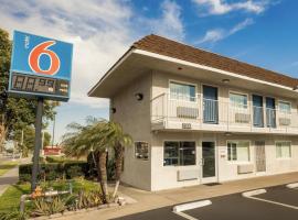 安大略机场6号汽车旅馆，位于安大略的酒店