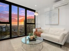 Impressive City Skyline w Pool Gym & Sauna