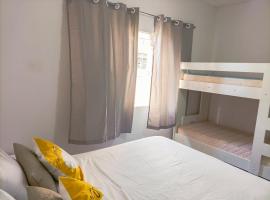 Studio urano 05 - Practicality，位于皮拉苏农加的酒店