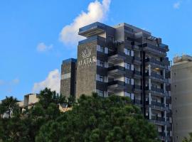 Matar Residence - Spacious Hotel Suites in Beirut，位于Al Bawsharīyah的带停车场的酒店