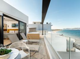 SoleLuna 2-On the Beach-Hot Tub-Smart Home，位于科斯镇的带热水浴缸的酒店