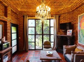 Enjoy AC in the Queen's Suite at Inn Ajijic，位于阿吉吉克的酒店
