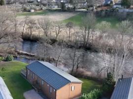 Luxurious Riverside Lodge - 'The Ardle'，位于克里夫的酒店