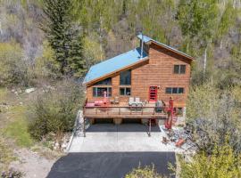 Secluded Mtn home by Purg, Hot Tub, Views! Pets ok，位于杜兰戈的酒店