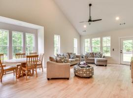 5 Mi to Memorial Stadium and Beach Modern Townhome，位于Central的酒店