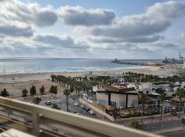 Lovely three-room apartment above the promenade，位于阿什杜德的酒店