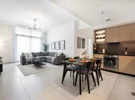 Burj Crown Luxury 4 Bedroom, Balcony Views, 5 min to Burj Khalifa