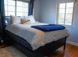 Winter Retreat 2BR, Minutes from OSU & Downtown，位于哥伦布的酒店