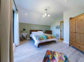 Peaceful Garden Studio near Gorey Sleeps 4 Parking，位于戈里的酒店