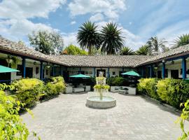 卡罗拉维庄园酒店，位于伊瓦拉的带泳池的酒店