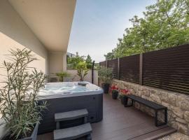 Studio Apartment Rosa Krk，位于克尔克的带泳池的酒店