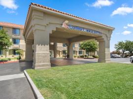 Comfort Inn & Suites Lancaster Antelope Valley，位于兰开斯特的酒店