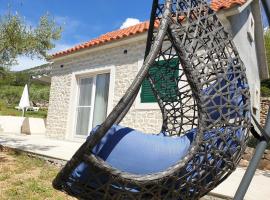 Holiday House Ljubica - ideal vacation spot，位于波尔的乡村别墅