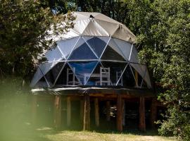 DOMOS GLAMPING Agreste Bah&iacute;a Rosales，位于Lago Futalaufquen的豪华帐篷营地