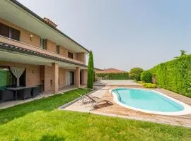 Luxury Villa with Swimming Pool - Free Parking & WiFi