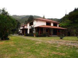 Hotel Claroscuro Casa Ilayaku，位于Guangopolo的酒店