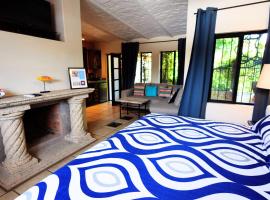 Enjoy AC in Our Guest Room at Inn Ajijic，位于阿吉吉克的酒店
