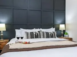 Downtown Retreat #5 - Walk to Main, Shared Pool & Hot Tub