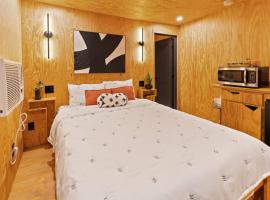 Unique*NEW*Hot Tub Studio*Mins to DT & PHX Airport，位于凤凰城的酒店