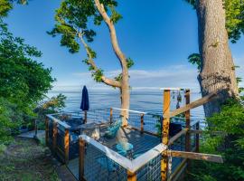 Stunning Semiahmoo Bay Views Spacious PNW Home，位于布莱恩的酒店