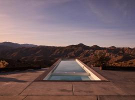 Hawkeye Dome - Pool, Spa, Great Views，位于丝兰谷的酒店