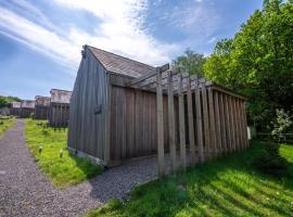 Mint Lodge 1BR with Hot Tub and Sauna near Black Mountain，位于Garnant的木屋