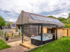 Rosemary Lodge 2BR with Hot Tub and Sauna near Black Mountain，位于Garnant的木屋