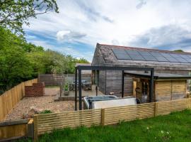 Thyme Lodge 2BR with Hot Tub and Sauna near Black Mountain，位于Garnant的木屋