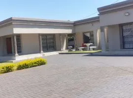 Kwa Mmaloapi Guest House