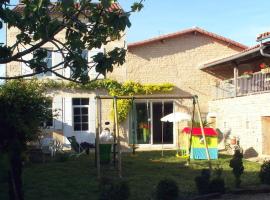 Maison de caractère avec jardin, terrasse et équipements famille - Proche plan d'eau et forêt - FR-1-653-47，位于Villefagnan的酒店