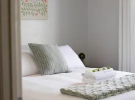 Cosmo Place - Pet Friendly with Private Yard