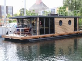Houseboat in Flensburg with Harbor Views, cleaning included，位于弗伦斯堡的酒店