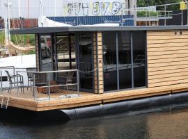 Houseboat in Flensburg with Harbor Views, cleaning included，位于弗伦斯堡的酒店