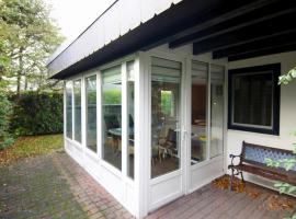Attraktiver Bungalow in Warwerort an der Nordsee, cleaning included，位于Warwerort的酒店