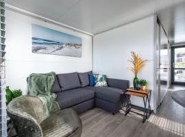 Water Lodge Kamperland with Scenic Terraces, cleaning included，位于坎珀兰的船屋