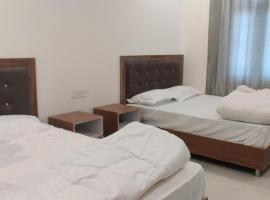Dolphin hotel & restaurant，位于Pīpalkoti的酒店
