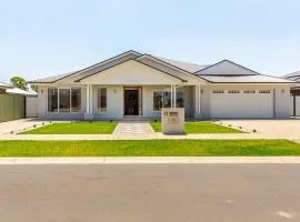 Large Premium Family Getaway with Centralised Heating