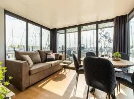 Houseboat in Volendam by Marina Views, cleaning included