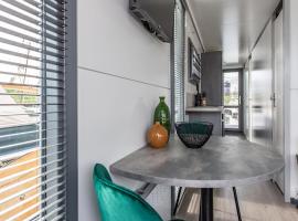 Waterlodge in Kamperland by Veerse Meer, cleaning included，位于坎珀兰的船屋