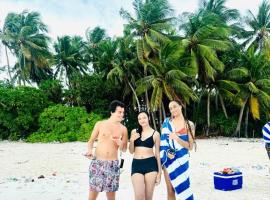 Blue Wave Hotel Maldives- Surf-fishing and beach -Free domestic transport when booked fullboard for a week，位于科卢马杜卢的度假村