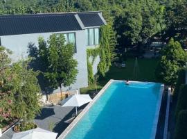 Adoor hotel Khao Yai，位于Ban Rai的酒店