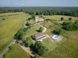 Le Gîte de la Verrerie, maison traditionnelle avec piscine，位于Eygurande-et-Gardedeuil的酒店